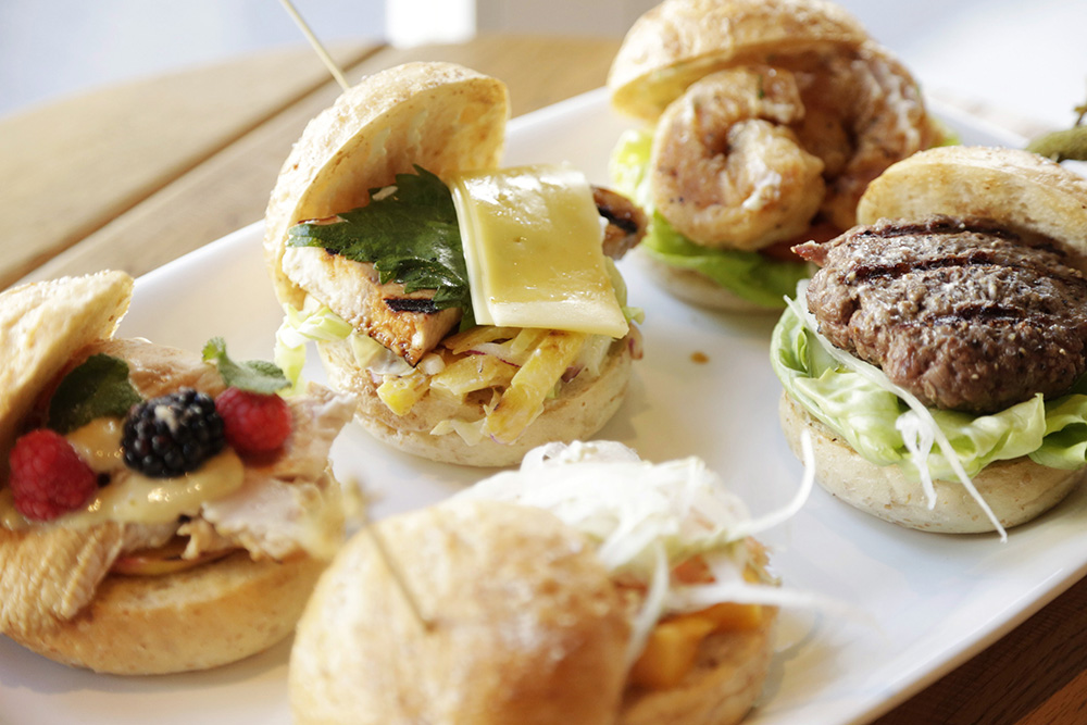 人気の小さなハンバーガー“スライダー”もフィンガーフードとして登場。