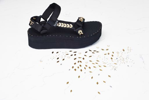 DIYキットには、スワロフスキー社製クリスタルのほか、スポーツサンダルを自由にアレンジするために必要なパーツやツール、DIYの手順を記したハンドブックがセットされています。